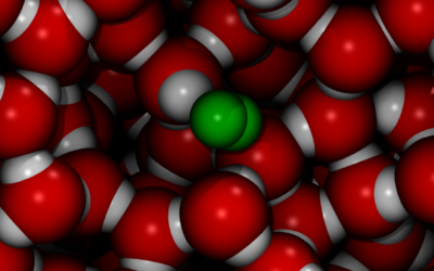 Astroquímica computacional y fenómenos de superficies de los granos de polvo interestelar